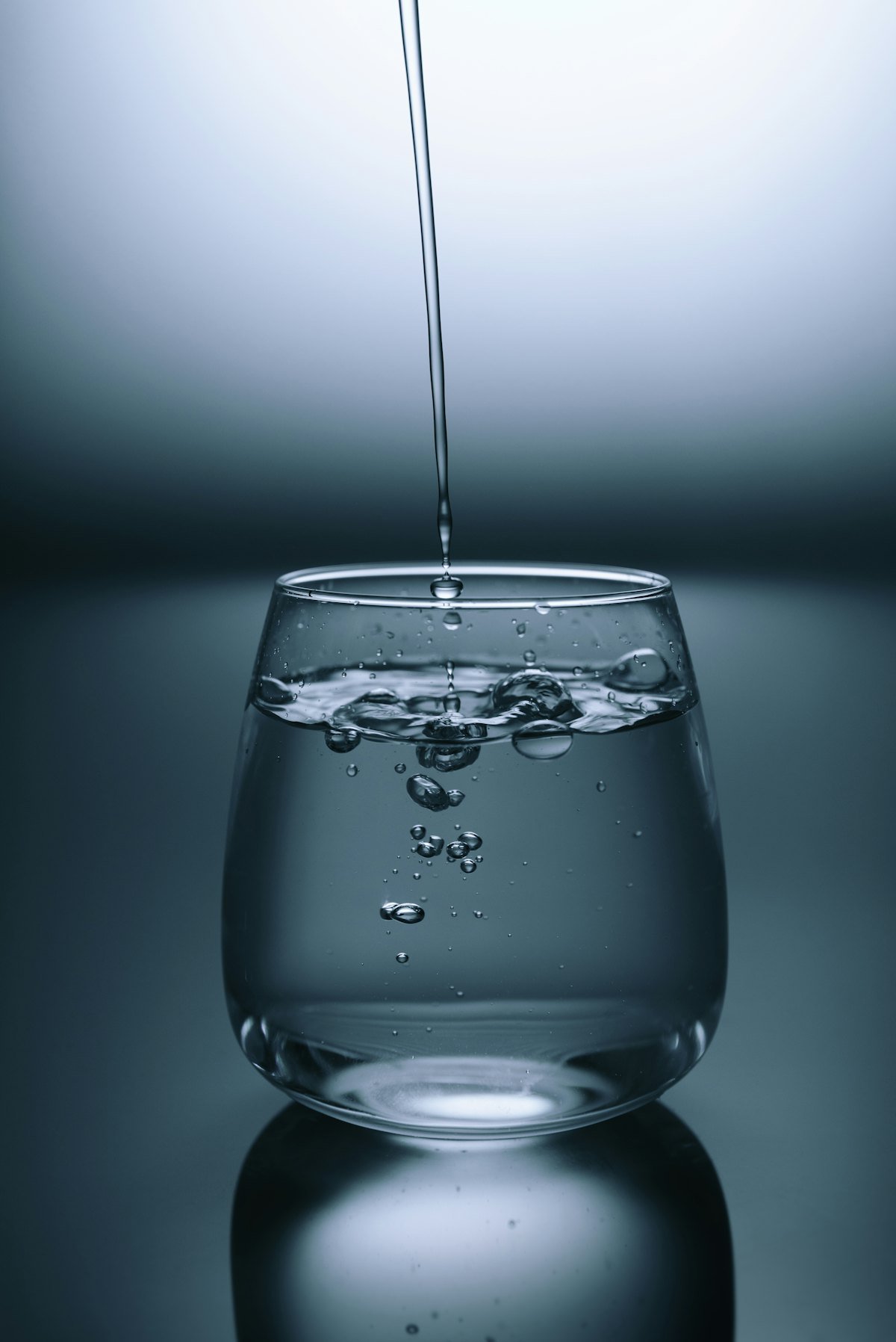 Agua clara vertiéndose en un vaso