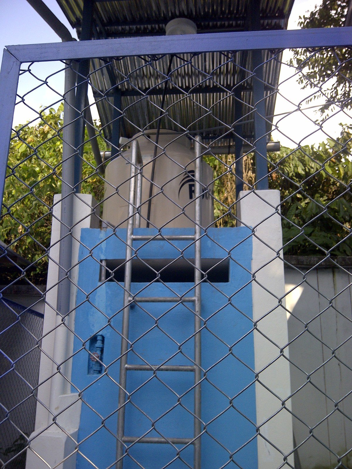Instalación del generador atmosférico en Echarate, vista 3